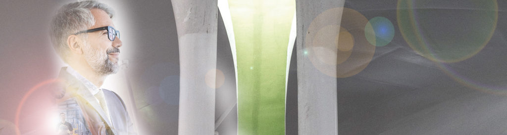 Berater vor virtuellen Säulen - symbolisch für das Thema Wirtschaftsprüfung und prüfungsnahe Beratung bei Acconsis